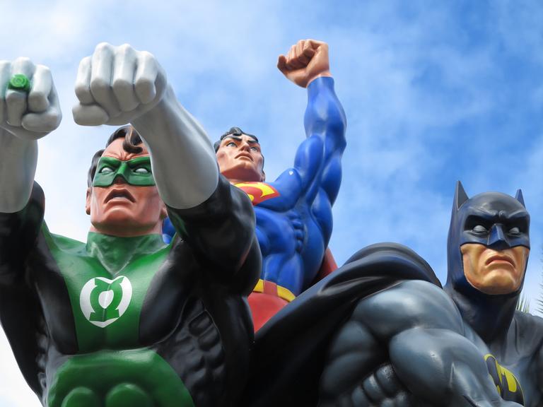 Figuren von den drei Superhelden Green Lantern, Superman und Batman