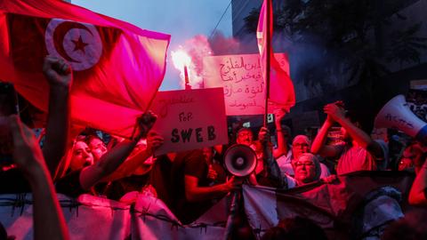Familienangehörige politischer Gefangener, Oppositionsparteien und die Zivilgesellschaft skandieren während einer Demonstration Parolen gegen den tunesischen Präsidenten und bezeichnen ihn als Diktator und Ben-Ali-ähnliche Figur.