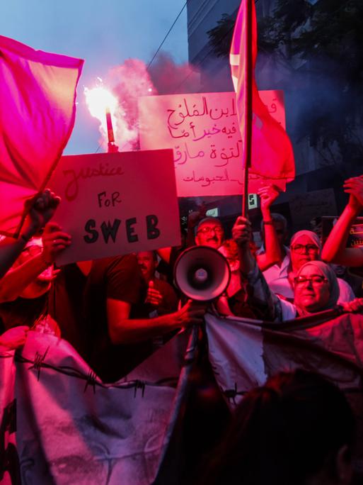 Familienangehörige politischer Gefangener, Oppositionsparteien und die Zivilgesellschaft skandieren während einer Demonstration Parolen gegen den tunesischen Präsidenten und bezeichnen ihn als Diktator und Ben-Ali-ähnliche Figur. Familienangehörige politischer Gefangener, Oppositionsparteien und die Zivilgesellschaft skandieren während einer Demonstration Parolen gegen den tunesischen Präsidenten und bezeichnen ihn als Diktator und Ben-Ali-ähnliche Figur.