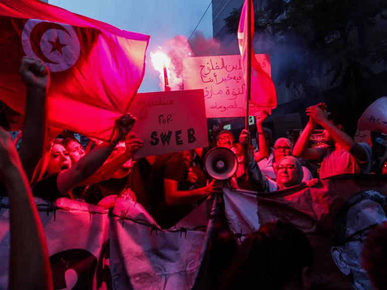 Familienangehörige politischer Gefangener, Oppositionsparteien und die Zivilgesellschaft skandieren während einer Demonstration Parolen gegen den tunesischen Präsidenten und bezeichnen ihn als Diktator und Ben-Ali-ähnliche Figur. Familienangehörige politischer Gefangener, Oppositionsparteien und die Zivilgesellschaft skandieren während einer Demonstration Parolen gegen den tunesischen Präsidenten und bezeichnen ihn als Diktator und Ben-Ali-ähnliche Figur.