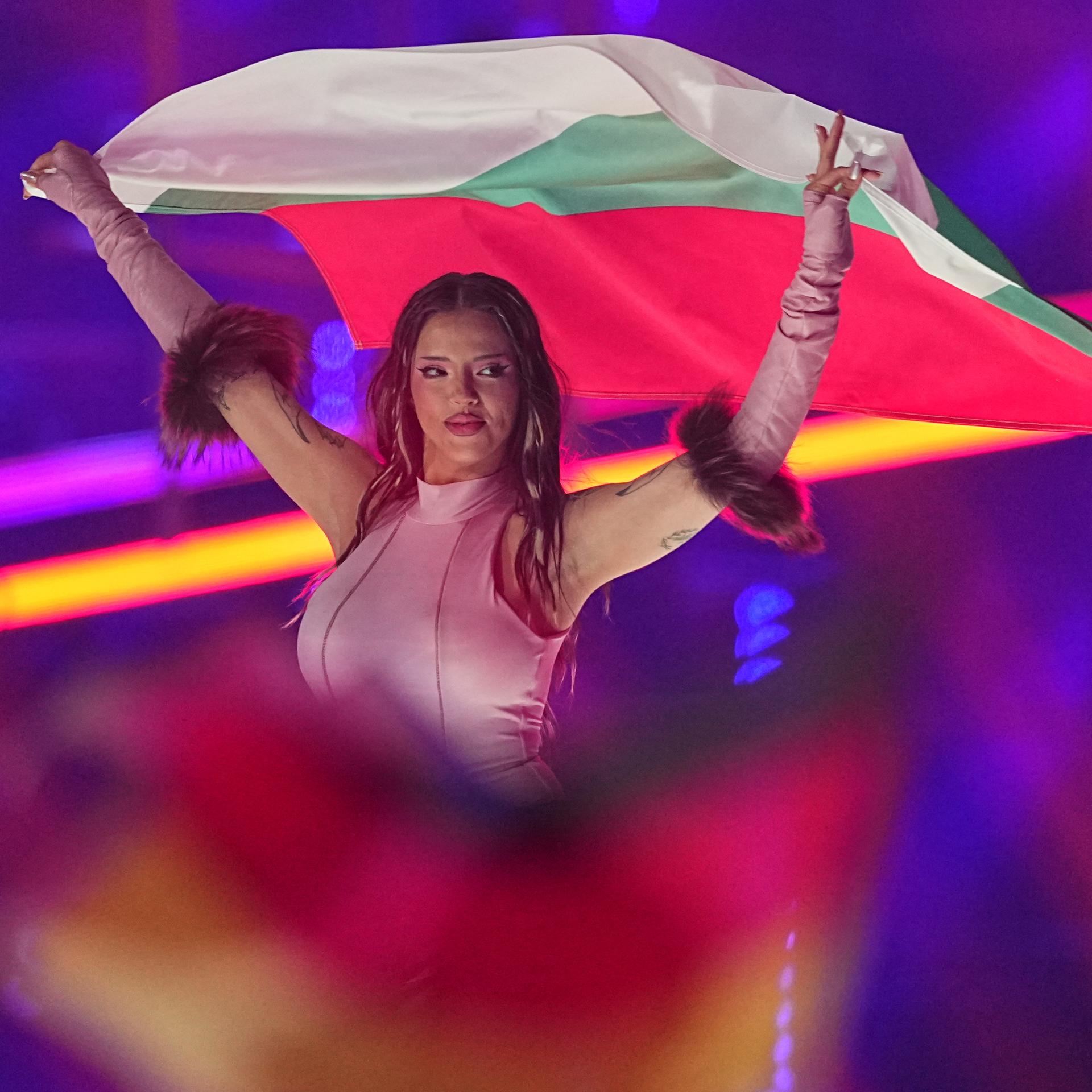 Die bulgarische Sängerin Dara mit einer Flagge ihres Heimatlandes beim Finale des Eurovision Song Contests in Wien.