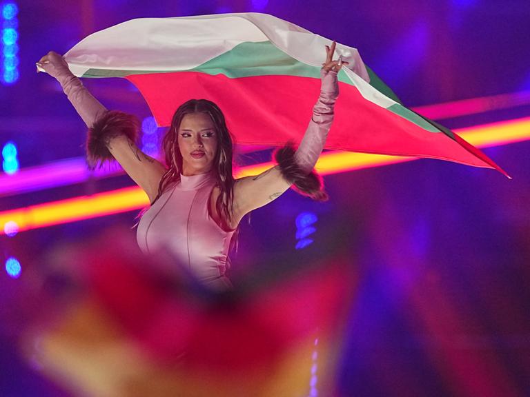 Die bulgarische Sängerin Dara mit einer Flagge ihres Heimatlandes beim Finale des Eurovision Song Contests in Wien.