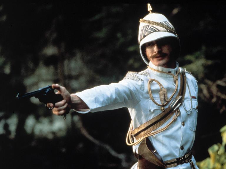 Ein Mann in weißer Uniform mit Pistole