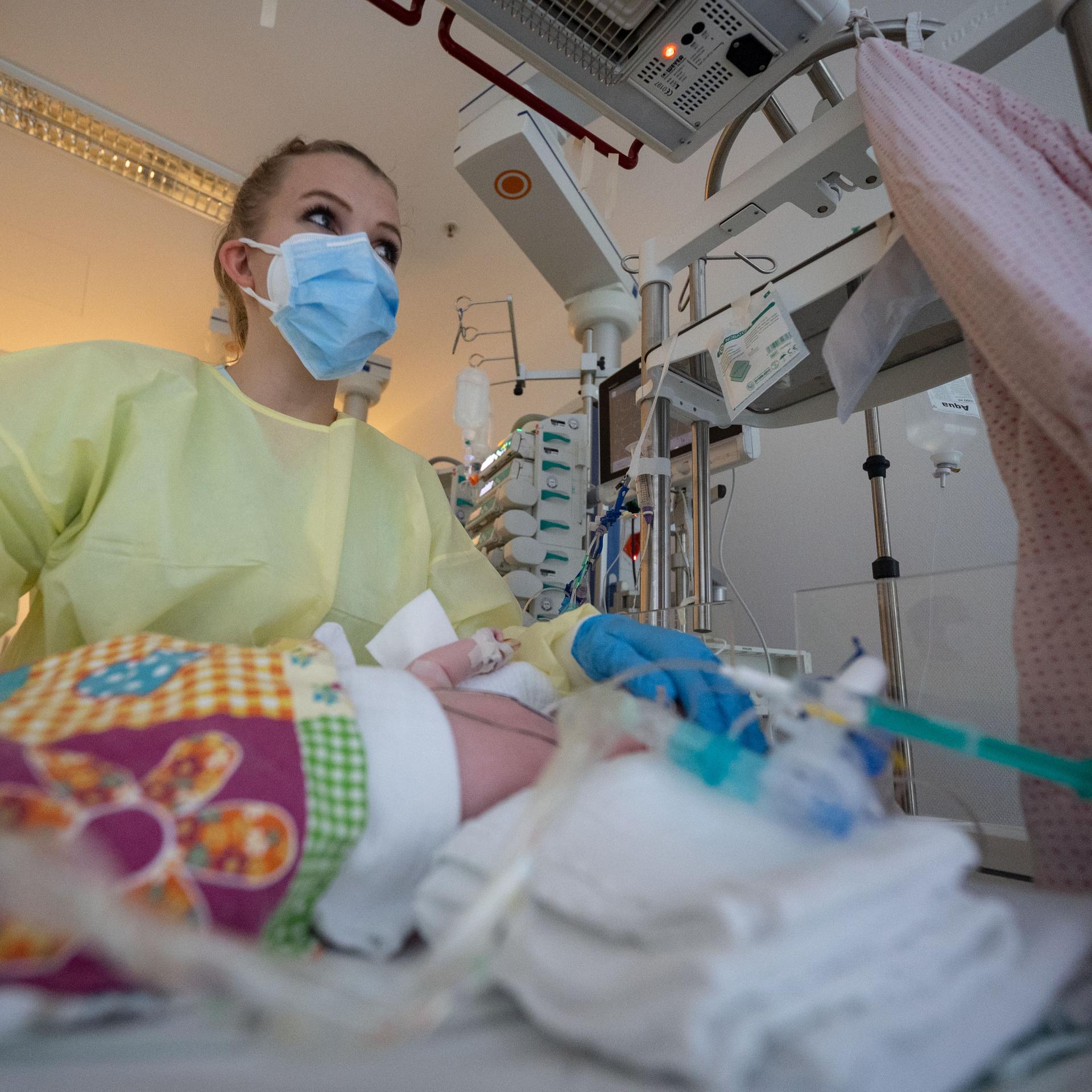 Eine Intensivpflegerin versorgt auf der Kinder-Intensivstation des Olgahospitals des Klinkums Stuttgart einen am Respiratorischen Synzytial-Virus (RS-Virus oder RSV) erkrankten Patienten, der beatmet wird.