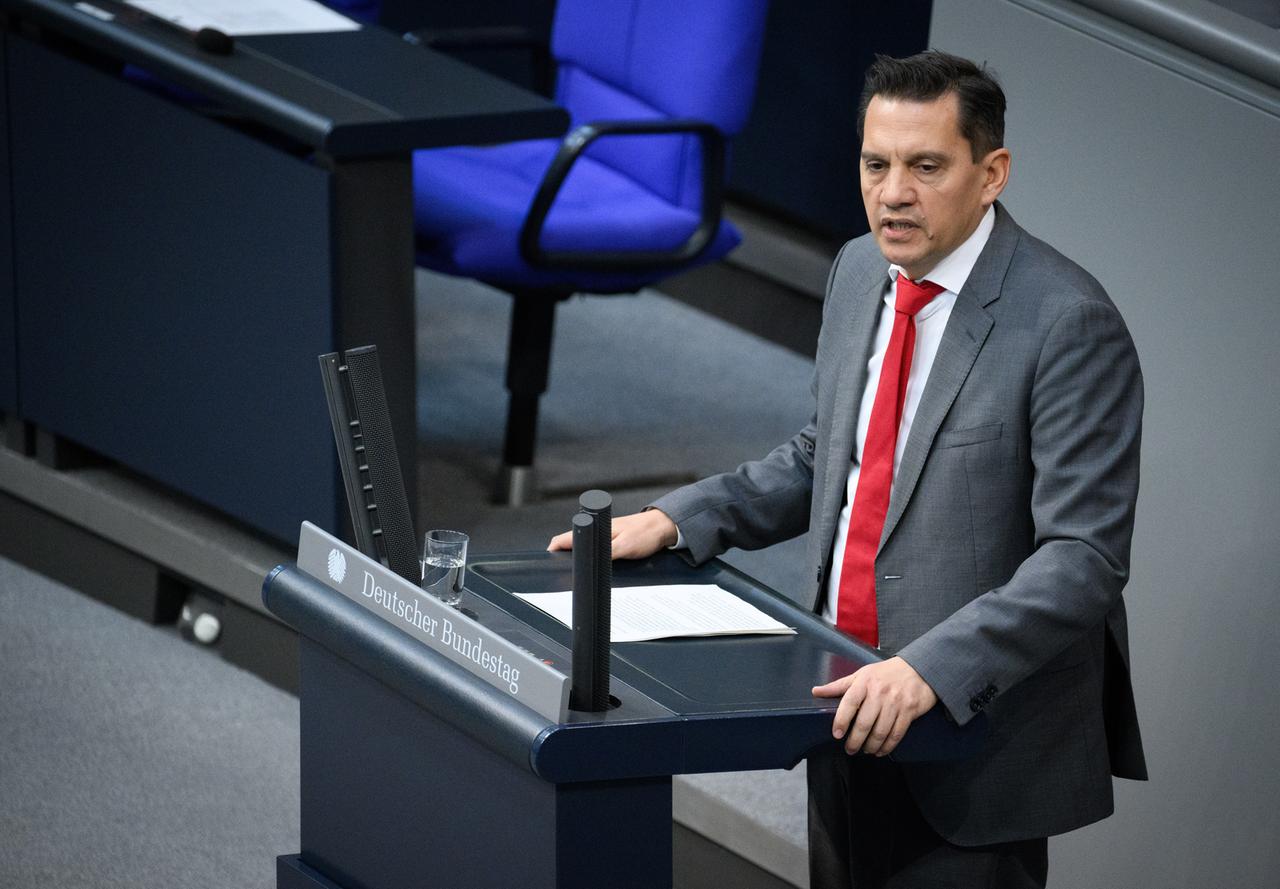 Der SPD-Politiker Johannes Fechner spricht in der Plenarsitzung im Deutschen Bundestag.