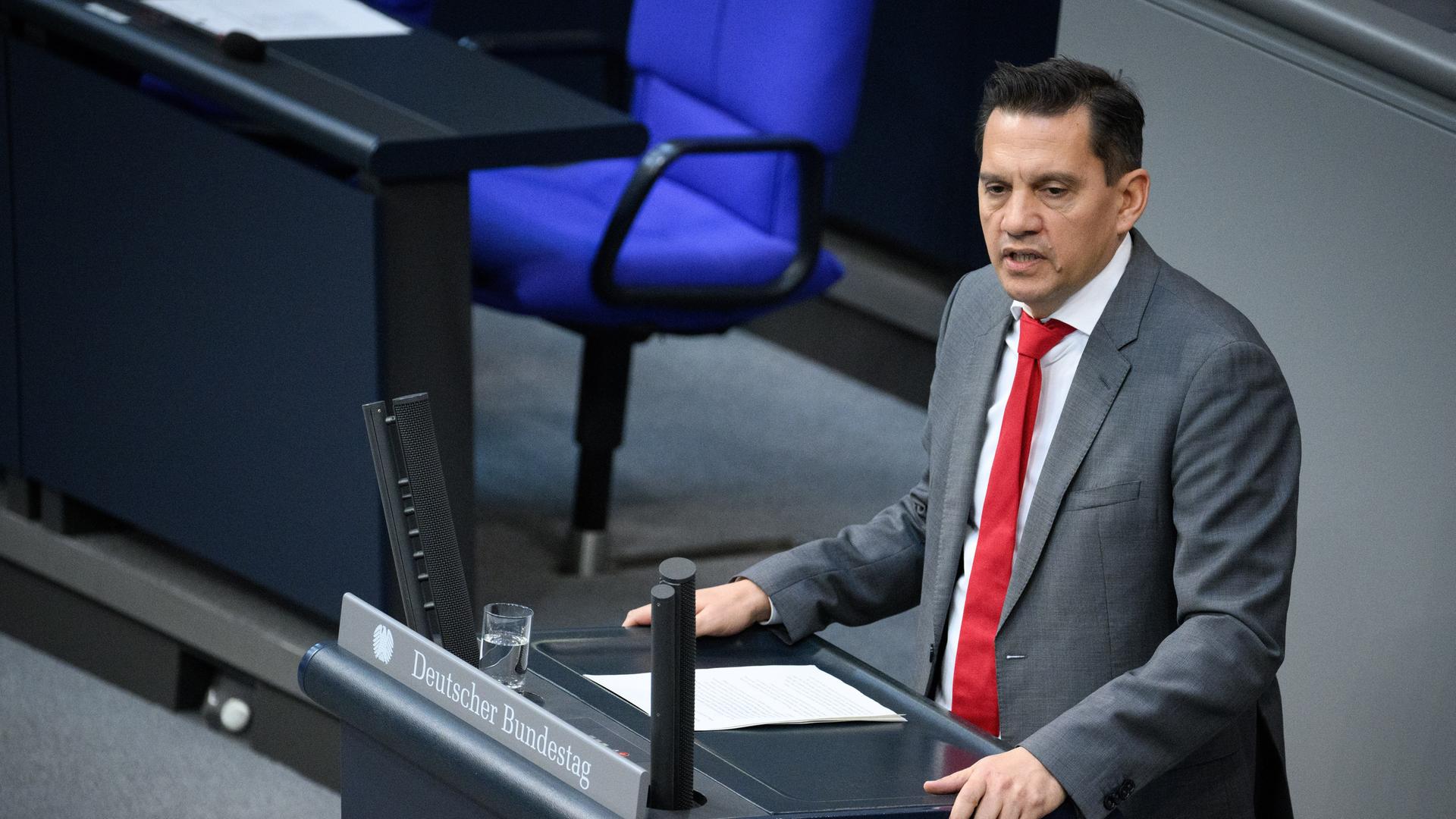 Der SPD-Politiker Johannes Fechner spricht in der Plenarsitzung im Deutschen Bundestag.