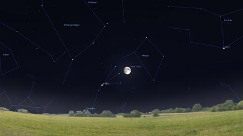 Der fast volle Mond und Antares, Hauptstern im Skorpion, ziehen heute Nacht tief über den Südhimmel.