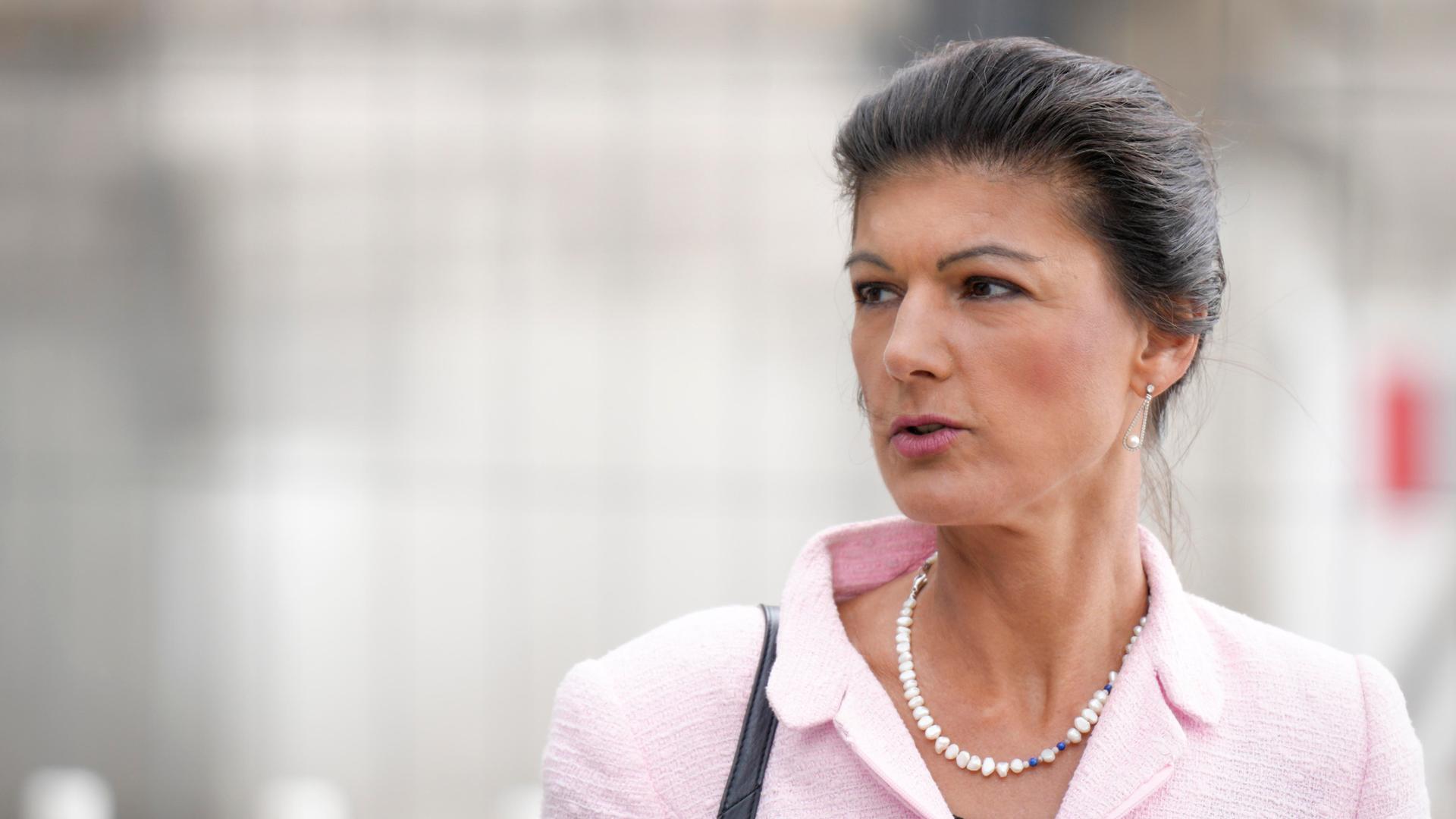 Porträt der Linken-Abgeordneten Sahra Wagenknecht auf ihrem Weg zum Deutschen Bundestag. Porträt der Linken-Abgeordneten Sahra Wagenknecht auf ihrem Weg zum Deutschen Bundestag.