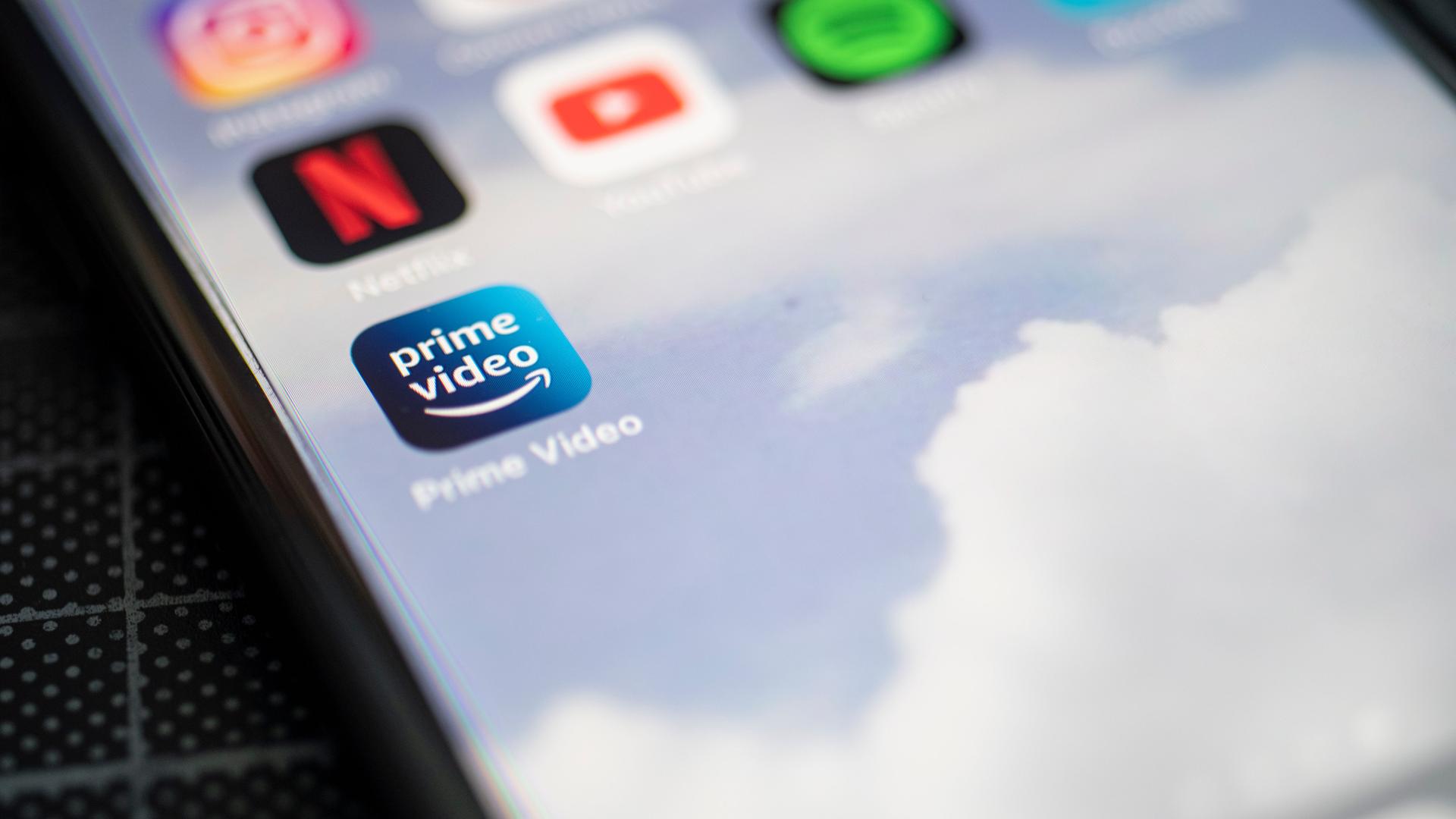 Auf dem Bildschirm eines Smartphones sieht man das Logo der App Prime Video.