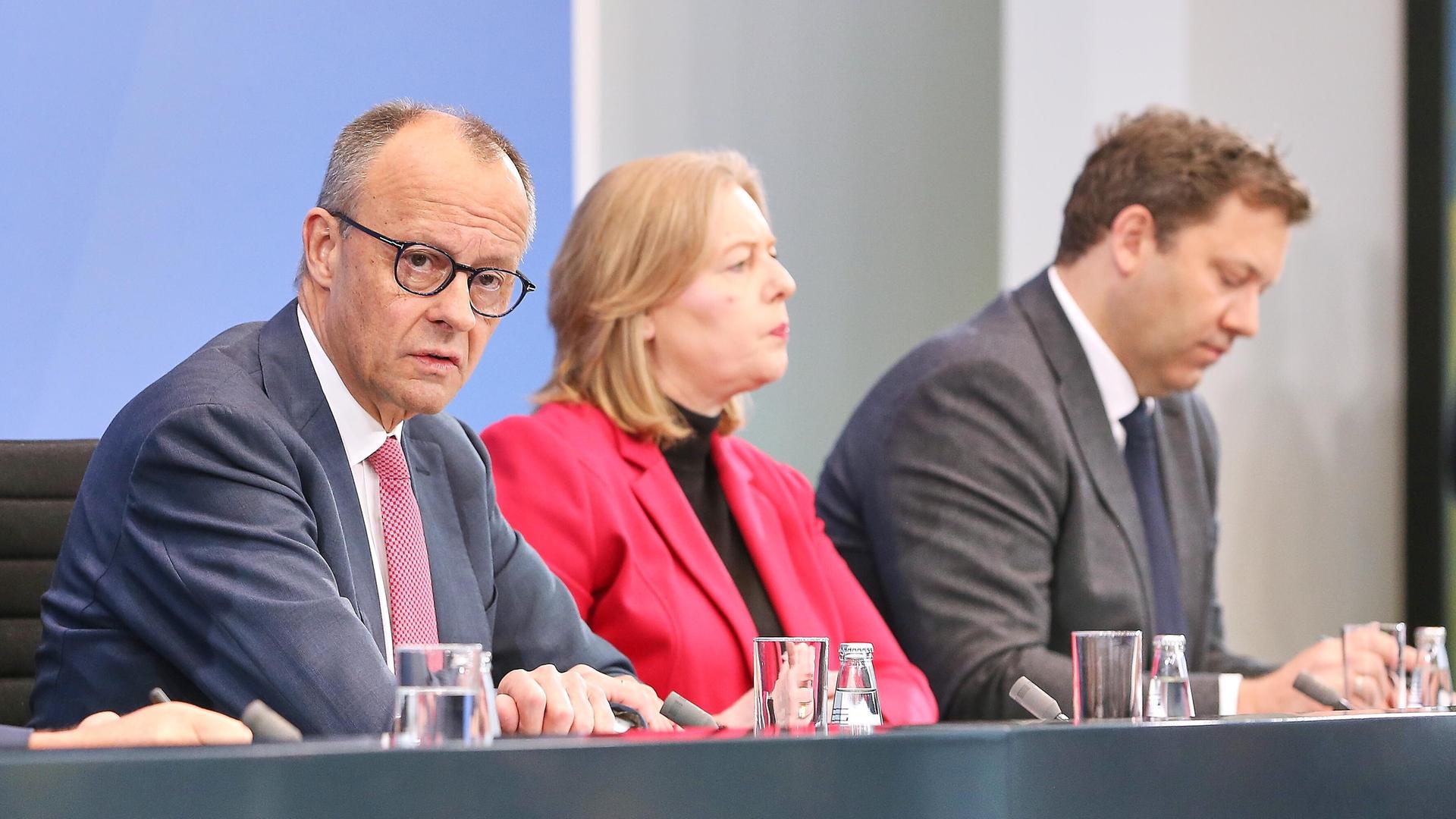 CSU-Chef Markus Söder, Bundeskanzler Friedrich Merz (CDU), Bundesministerin für Arbeit und Soziales Bärbel Bas (SPD), Bundesminister der Finanzen Lars Klingbeil (SPD)