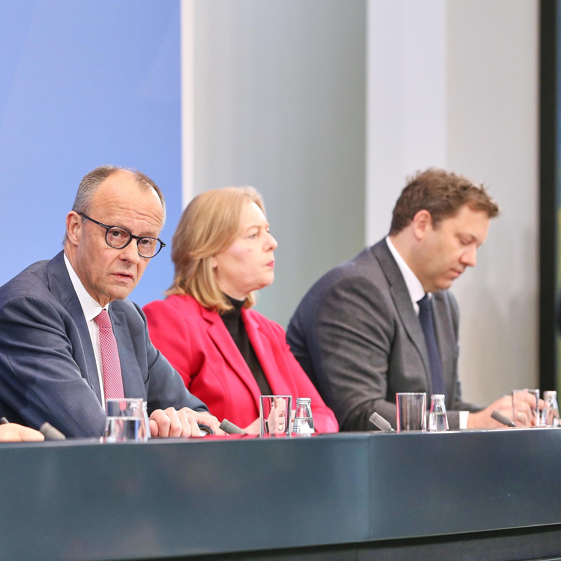 Pressekonferenz nach Koalitionsausschuss: L-R: CSU-Chef Markus Söder, Bundeskanzler Friedrich Merz (CDU), Bundesministerin für Arbeit und Soziales Bärbel Bas (SPD), Bundesminister der Finanzen Lars Klingbeil (SPD)