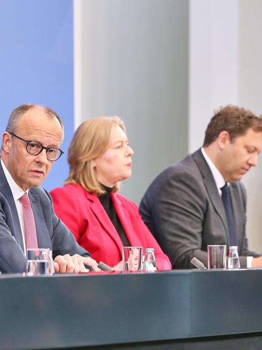 CSU-Chef Markus Söder, Bundeskanzler Friedrich Merz (CDU), Bundesministerin für Arbeit und Soziales Bärbel Bas (SPD), Bundesminister der Finanzen Lars Klingbeil (SPD)