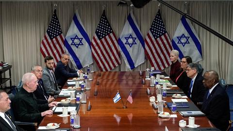 US-Verteidigungsminister Lloyd Austin (r.) trifft im Pentagon auf Israels Verteidigungsminister Joav Galant (2.v.l.).