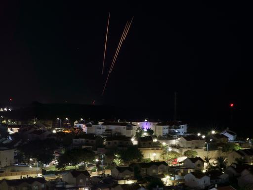 Vom Gazastreifen aus werden Raketen auf Israel abgefeuert, gesehen vom Süden Israels aus.