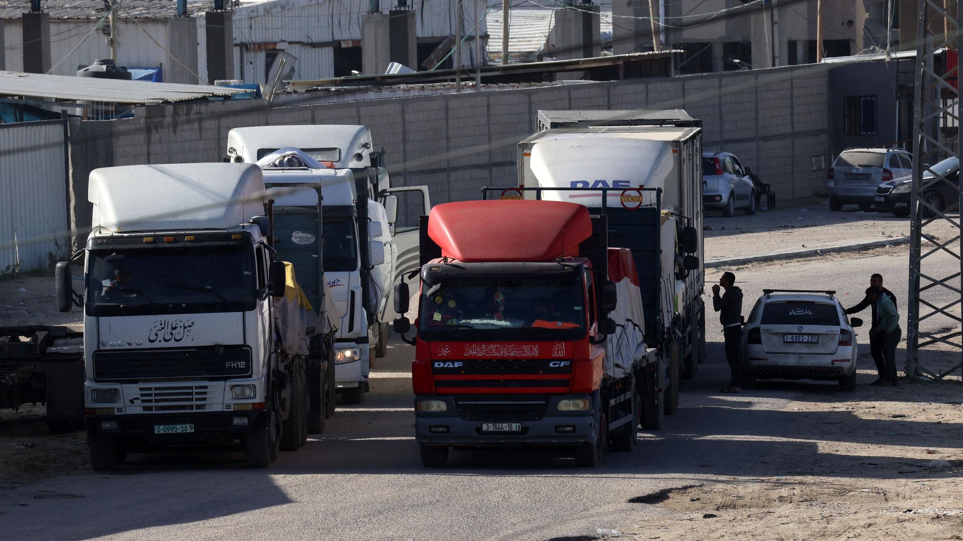 In Rafah im Gazastreifen überqueren mit Hilfsgütern beladene Lkw den Grenzübergang.