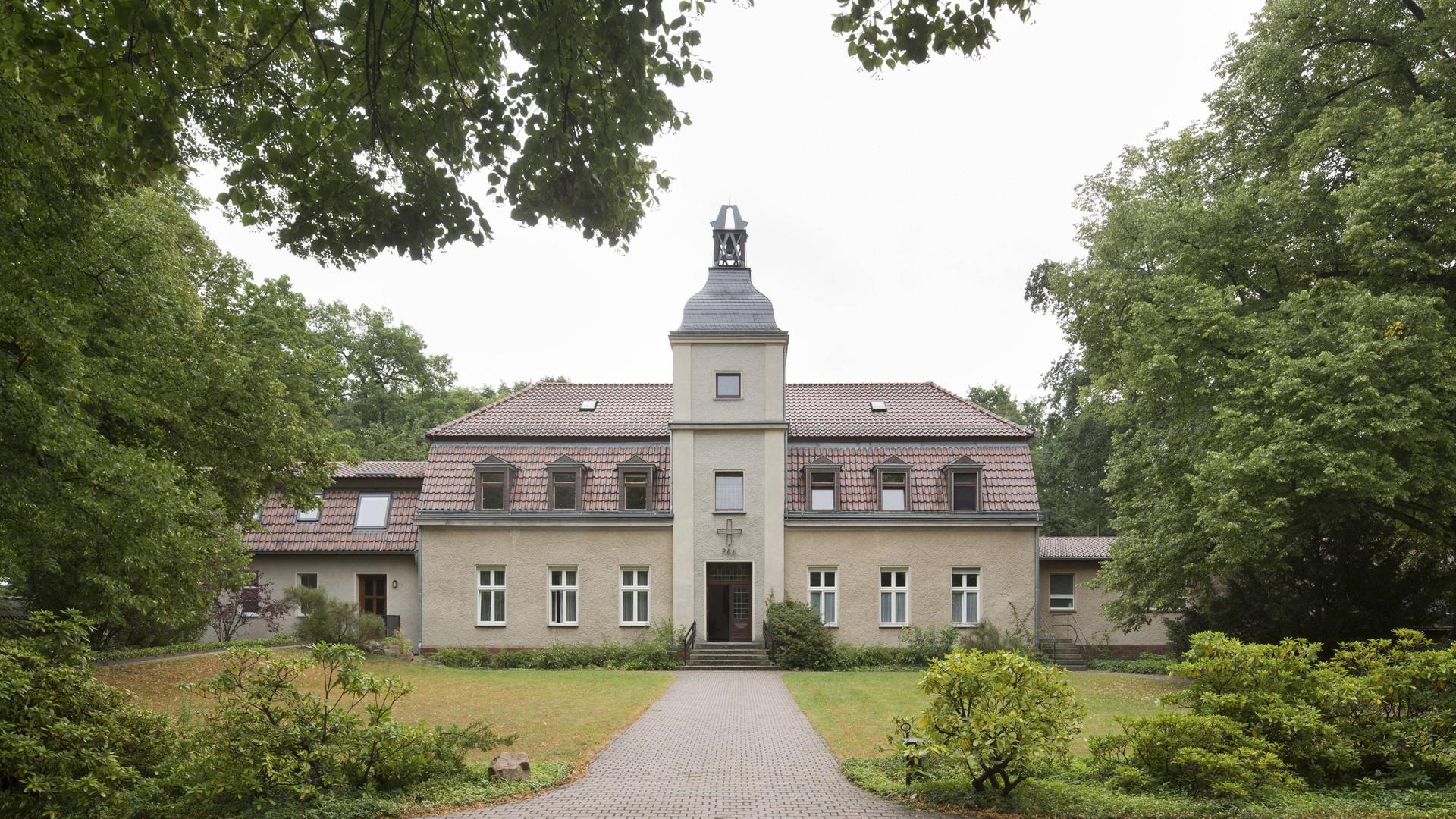 Blick auf das Hauptgebäude des Klosters Alexanderdorf