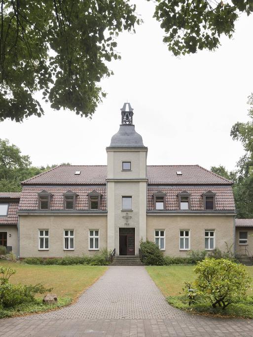 Blick auf das Hauptgebäude des Klosters Alexanderdorf