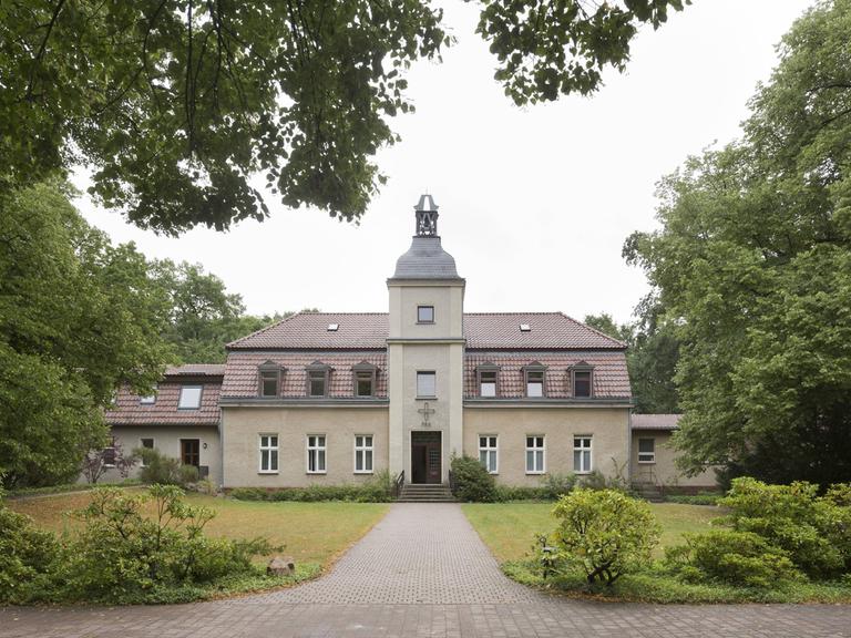 Blick auf das Hauptgebäude des Klosters Alexanderdorf