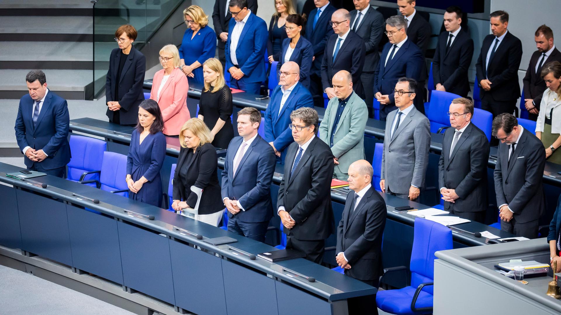 Berlin: Bundeskanzler Olaf Scholz (r.u., SPD) gedenket im Plenum des Deutschen Bundestages mit Mitgliedern der Regierungsbank dem nach einem Angriff verstorbenen Polizisten in Mannheim. Berlin: Bundeskanzler Olaf Scholz (r.u., SPD) gedenket im Plenum des Deutschen Bundestages mit Mitgliedern der Regierungsbank dem nach einem Angriff verstorbenen Polizisten in Mannheim.