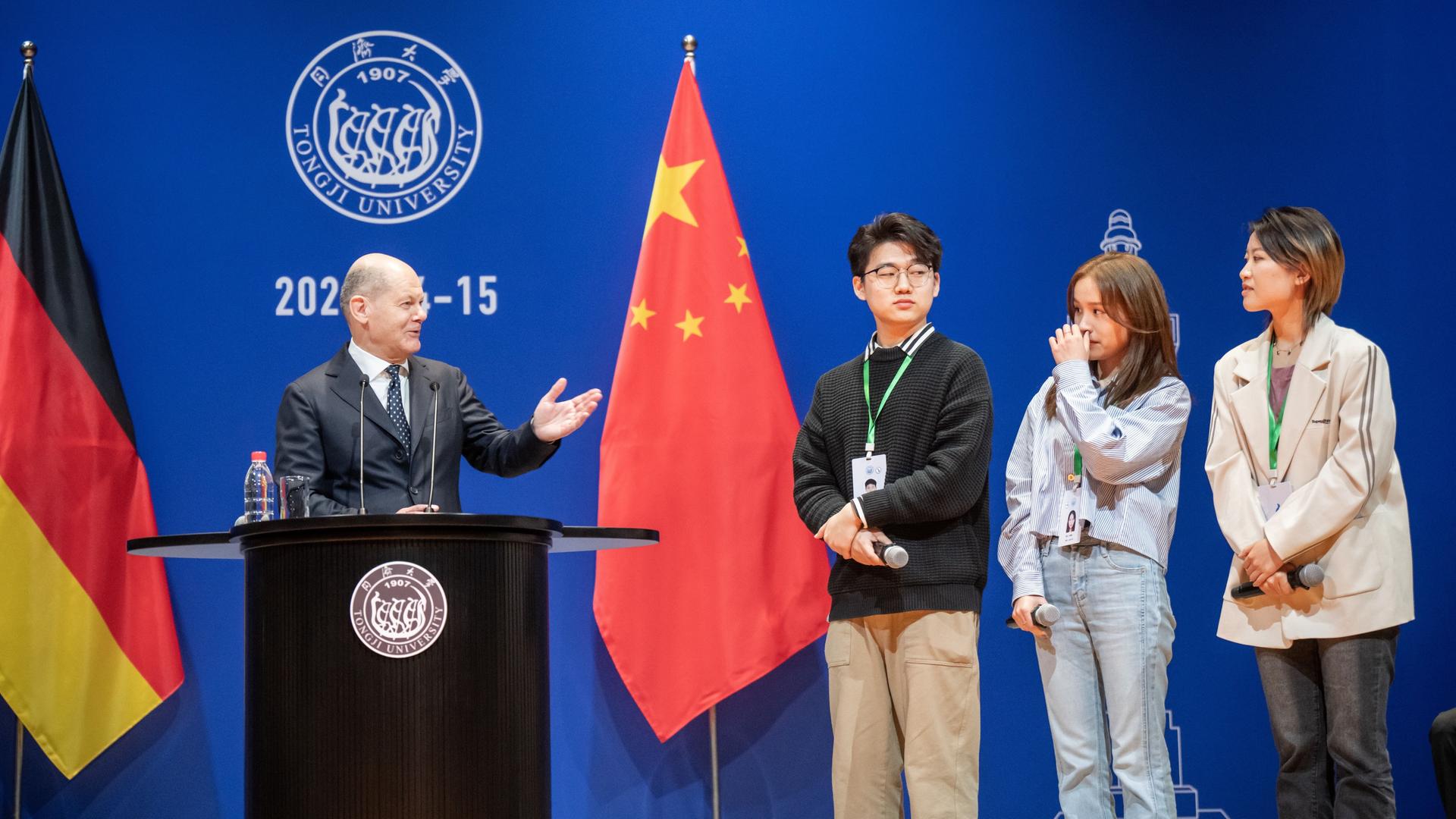 China, Shanghai: Bundeskanzler Scholz nimmt an einer Townhall mit Studierenden an der Tongji-Universität teil.