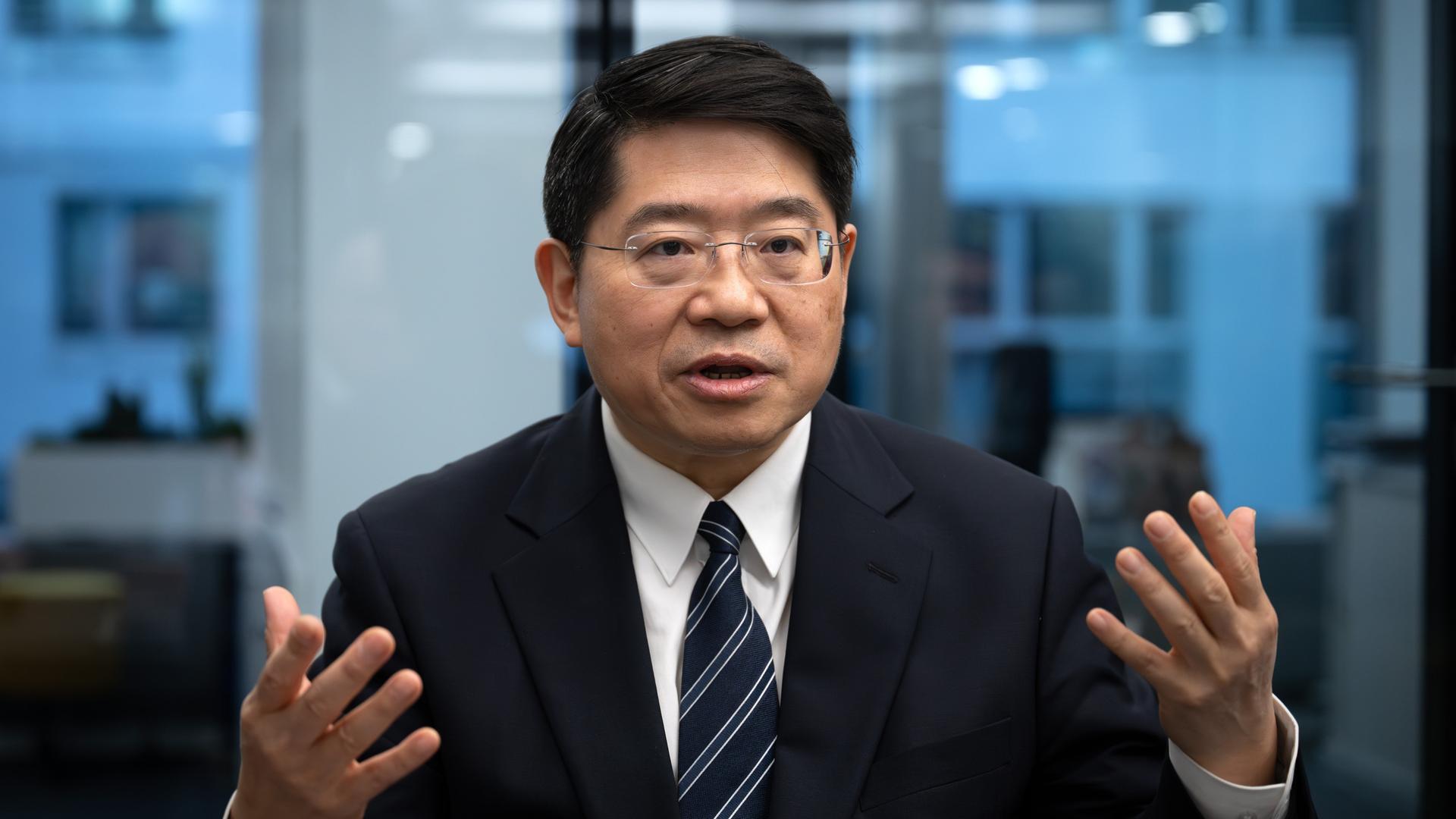 Deng Hongbo, außerordentlicher und bevollmächtigter Botschafter der Volksrepublik China in der Bundesrepublik Deutschland, besucht den Newsroom der dpa. Deng Hongbo, außerordentlicher und bevollmächtigter Botschafter der Volksrepublik China in der Bundesrepublik Deutschland, besucht den Newsroom der dpa.