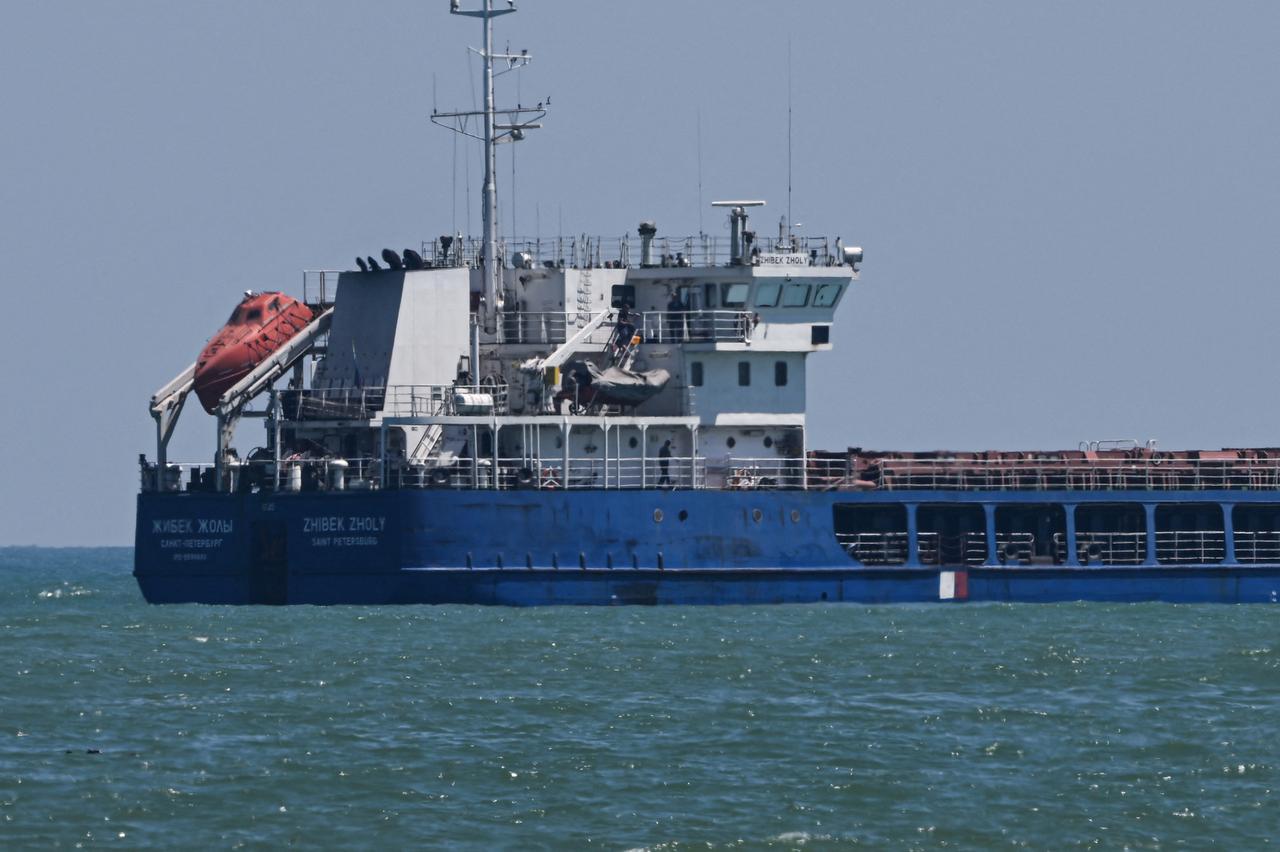Das unter russischer Flagge fahrende Schiff "Zhibek Zholy" ankert im Schwarzen Meer vor der Küste von Sakarya in der türkischen Region Karasu.