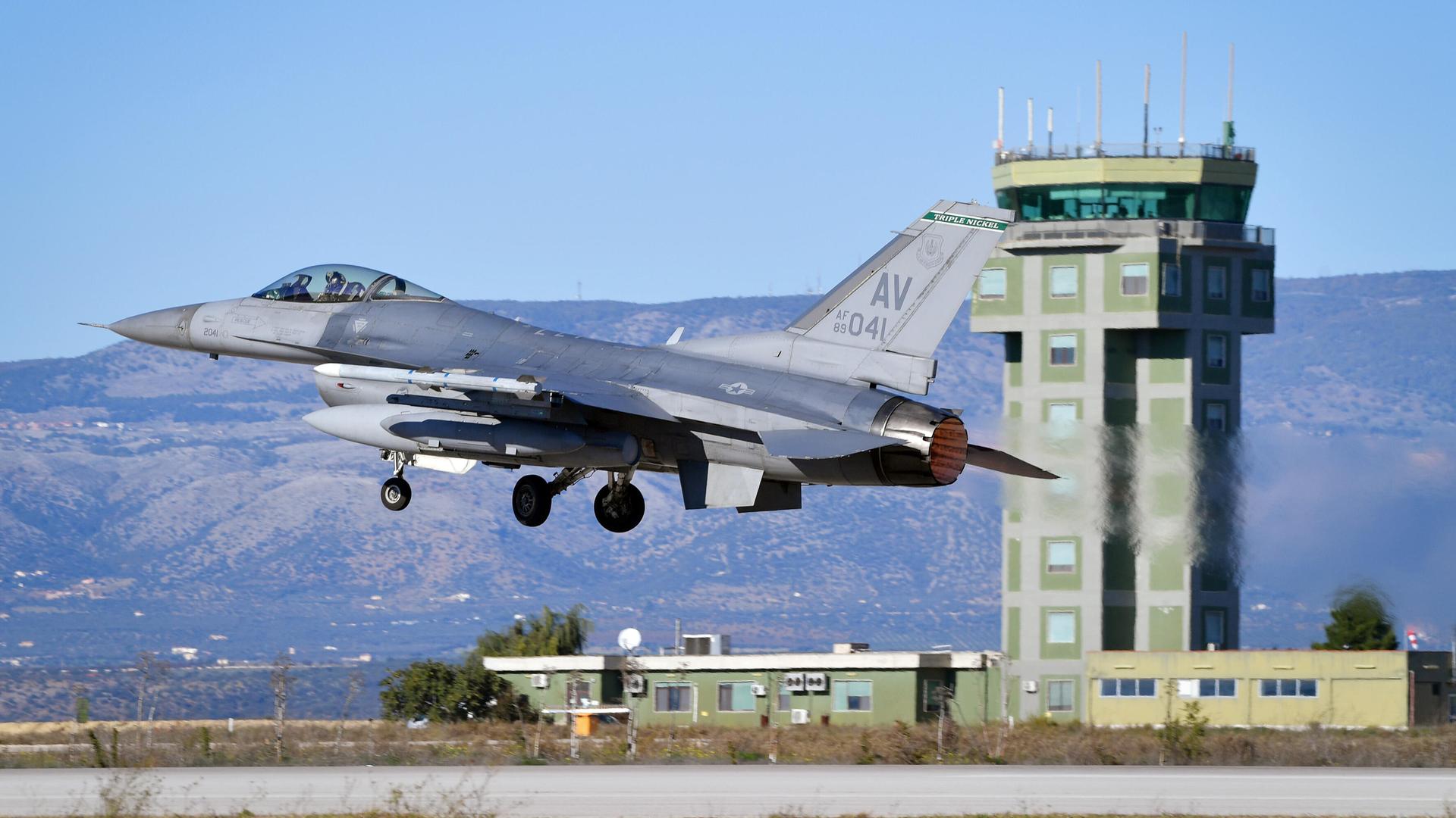 Eine auf dem Stützpunkt Aviano (Italien) stationierte General Dynamics F-16C Fighting Falcon der US-Luftwaffe (USAF). Eine auf dem Stützpunkt Aviano (Italien) stationierte General Dynamics F-16C Fighting Falcon der US-Luftwaffe (USAF).