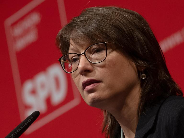 Katja Pähle, Fraktionsvorsitzende der SPD Sachsen-Anhalt, spricht auf dem SPD Landesparteitag in Leuna. Auf dem Parteitag entscheiden die Delegierten über Koalitionsverhandlungen mit CDU und FDP.
