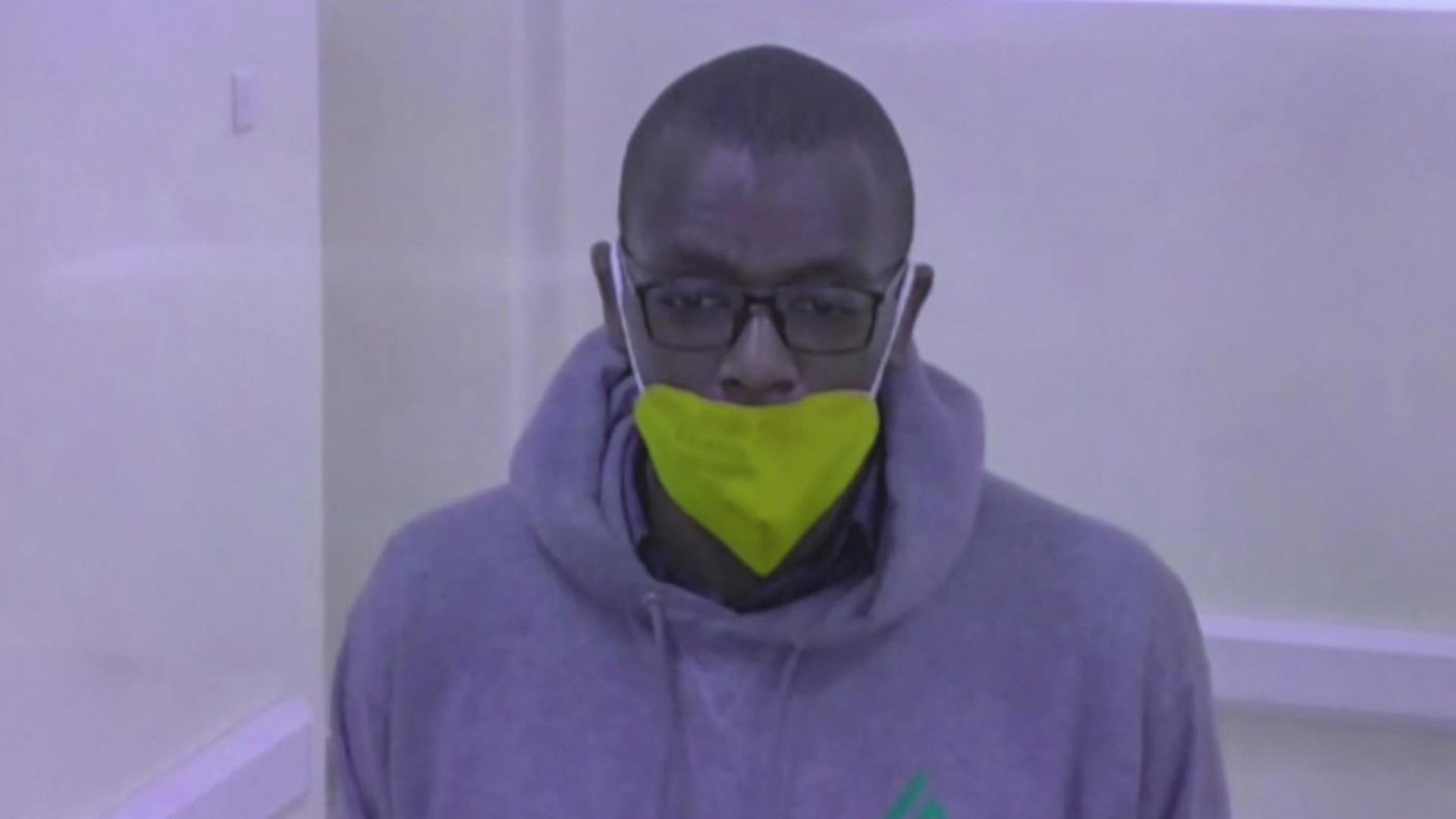 Ein junger schwarzer Mann mit Kapuzenpulli trägt eine Brille und eine Gesichtsmaske. Ein junger schwarzer Mann mit Kapuzenpulli trägt eine Brille und eine Gesichtsmaske.