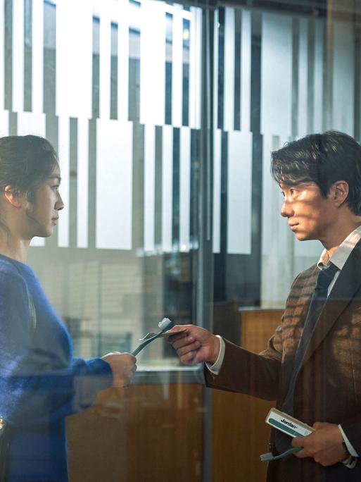 Szene aus dem Film "Die Frau im Nebel": Kommissar Jang Hae-joon und die die mysteriöse Song Seo-rae kommen sich allmählich näher.