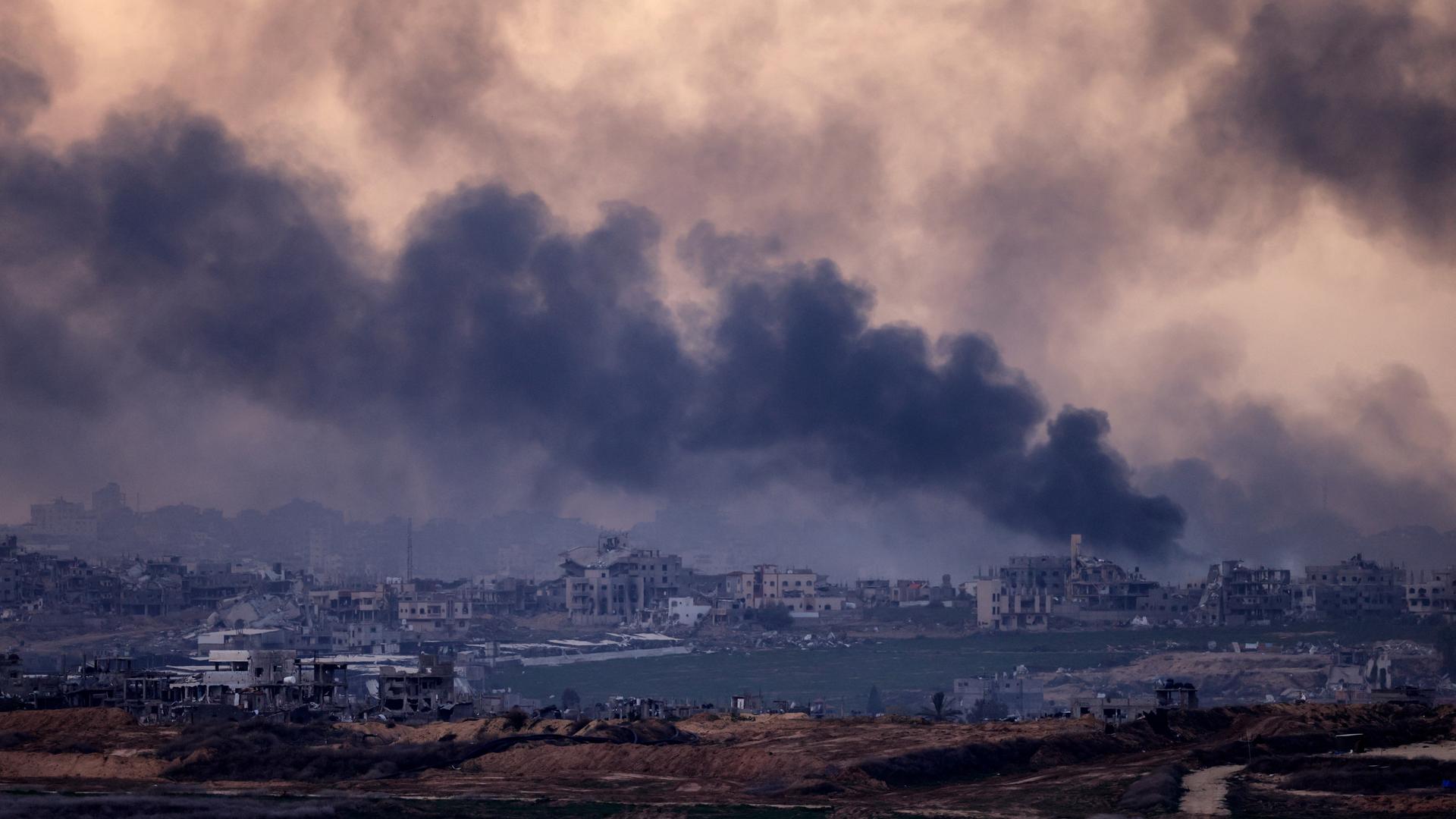 Blick auf den nördlichen Gazastreifen: Rauch steigt nach einem Luftangriff er israelischen Armee auf. 