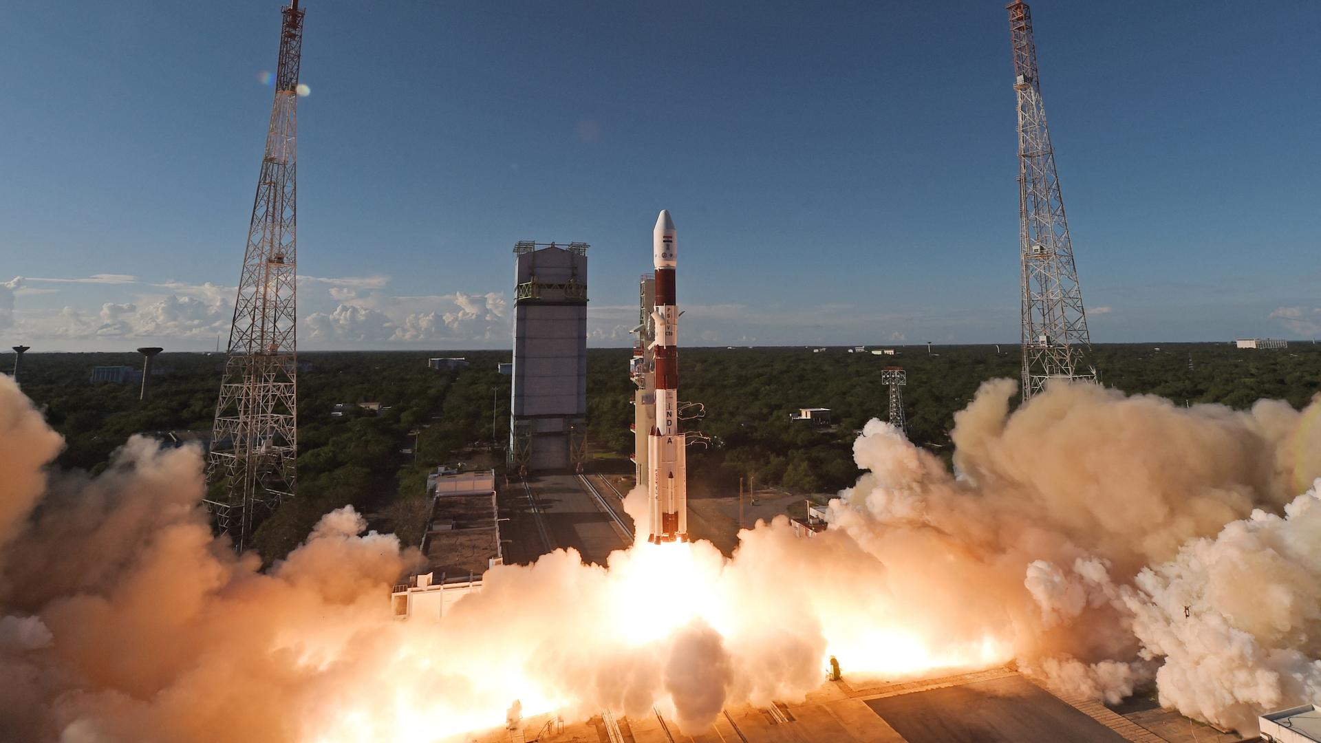 Start einer Rakete in Dhawan Space Centre in Indien, die zwei Satelliten ins All bringt. Start einer Rakete in Dhawan Space Centre in Indien, die zwei Satelliten ins All bringt.
