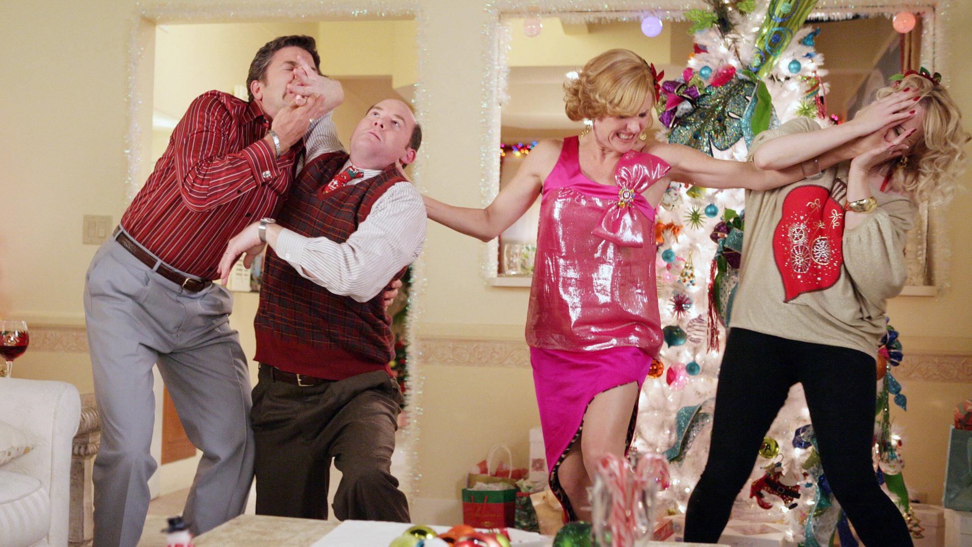 Szene aus der Sitcom "Kath and Kim": Zwei Männer und zwei Frauen streiten sich handgreiflich unter einem Weihnachtsbaum.