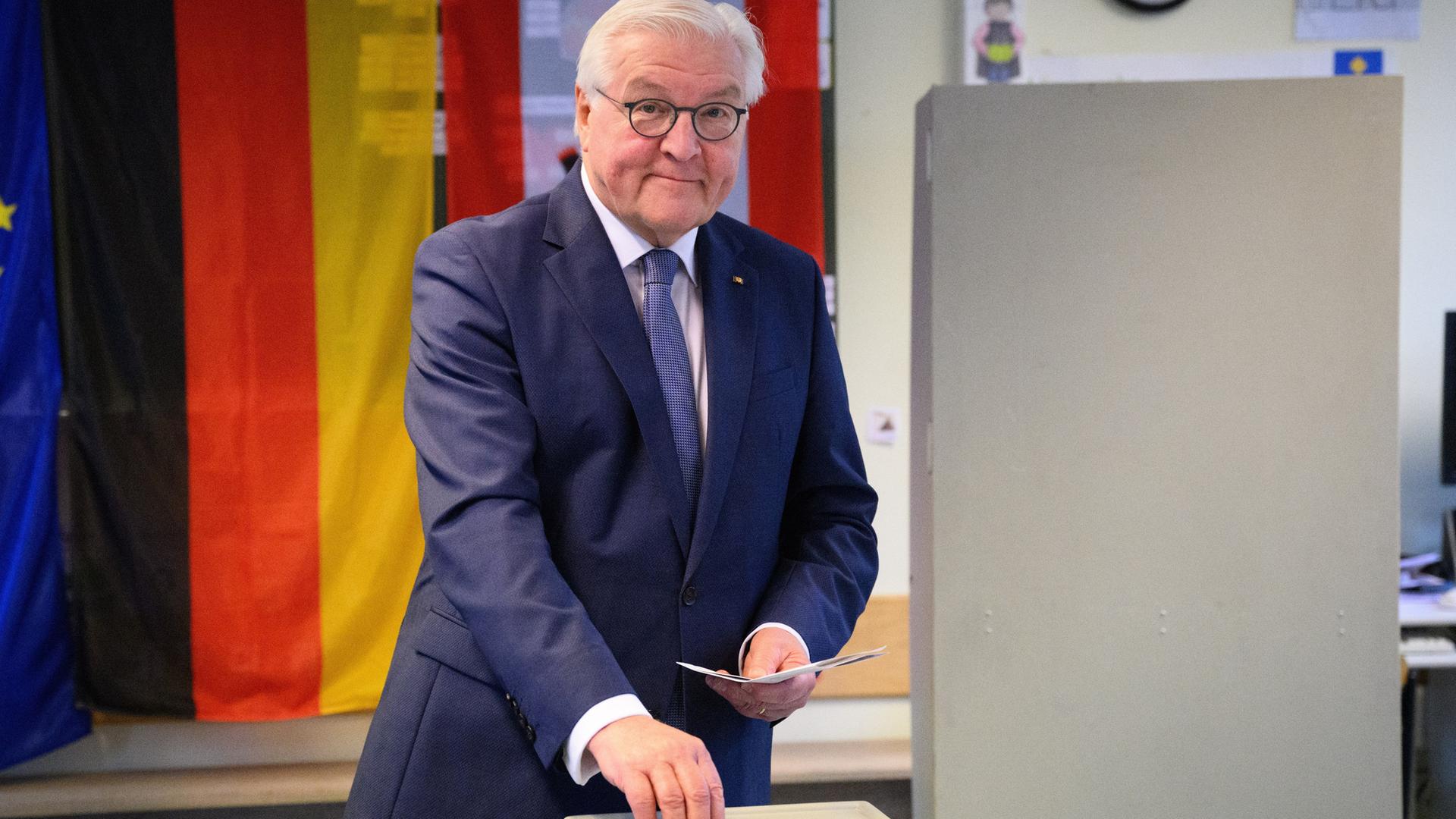 Bundespräsident Frank-Walter Steinmeier gibt im Wahllokal in der Erich-Kästner-Grundschule in Berlin-Dahlem seinen Stimmzettel ab. 