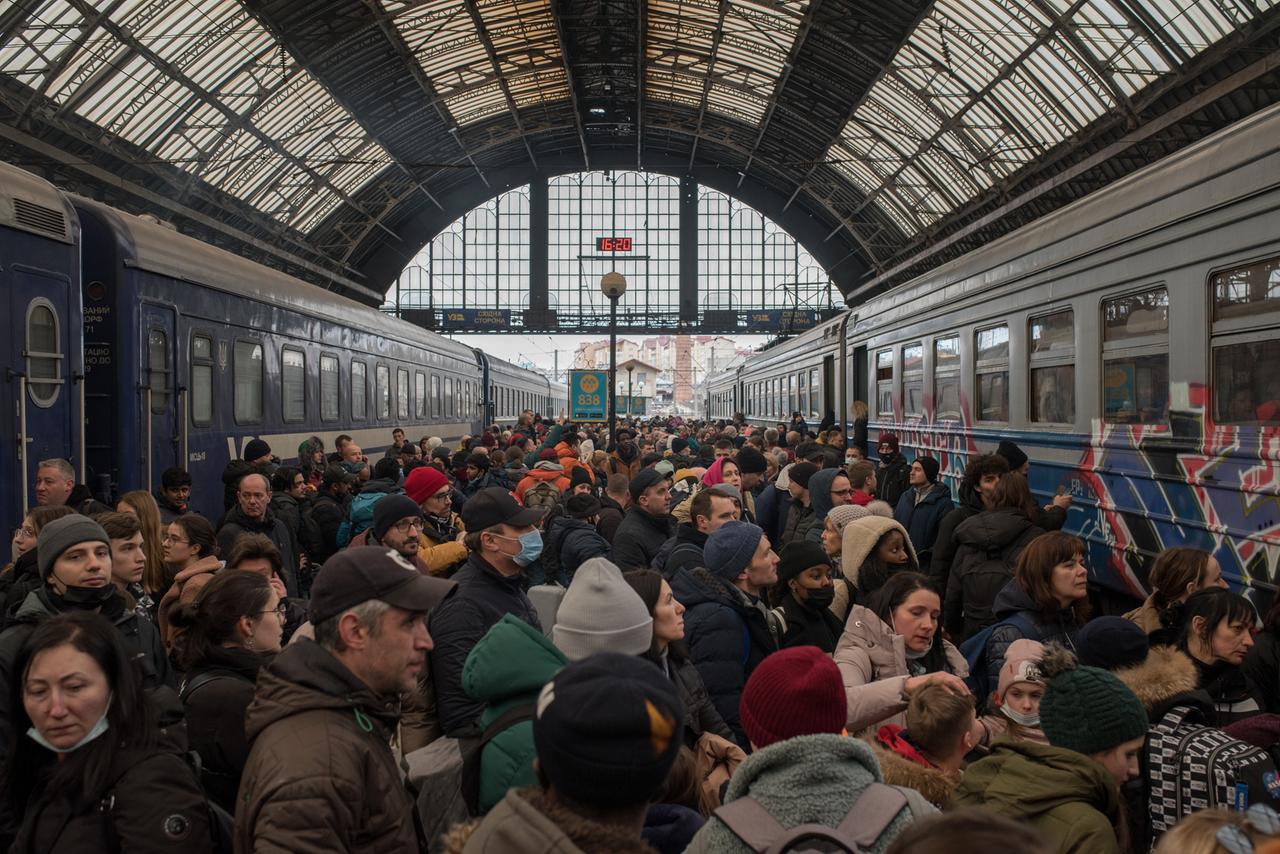 Flüchtlinge am Bahnhof von Lwiw in der Ukraine
