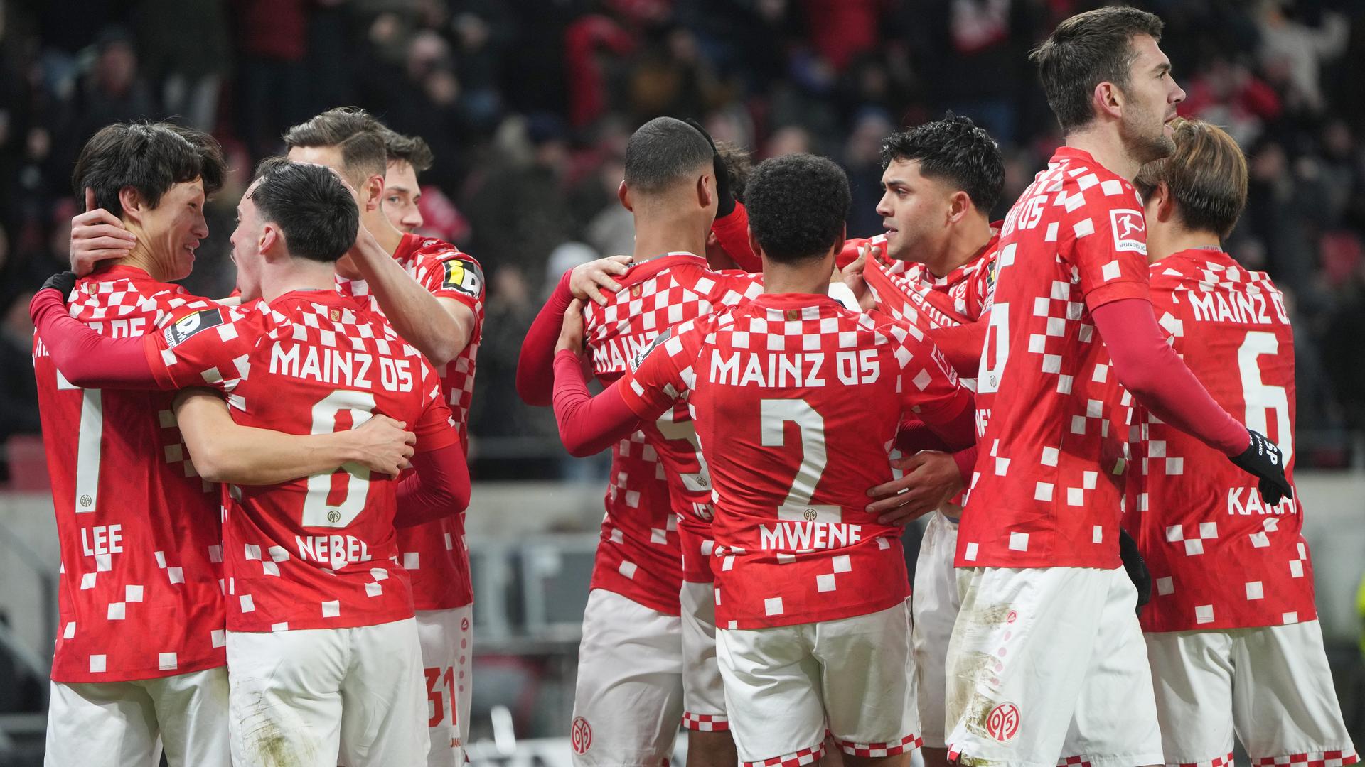 Der Mainzer Jae-sung Lee (links) jubelt nach dem 2:0 mit seinem Team. 