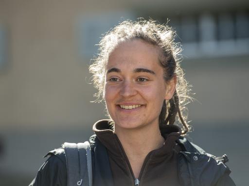 Porträt der deutschen Aktivistin und freiwilligen Seenotretterin Carola Rackete, die lächelnd nach vorne schaut.