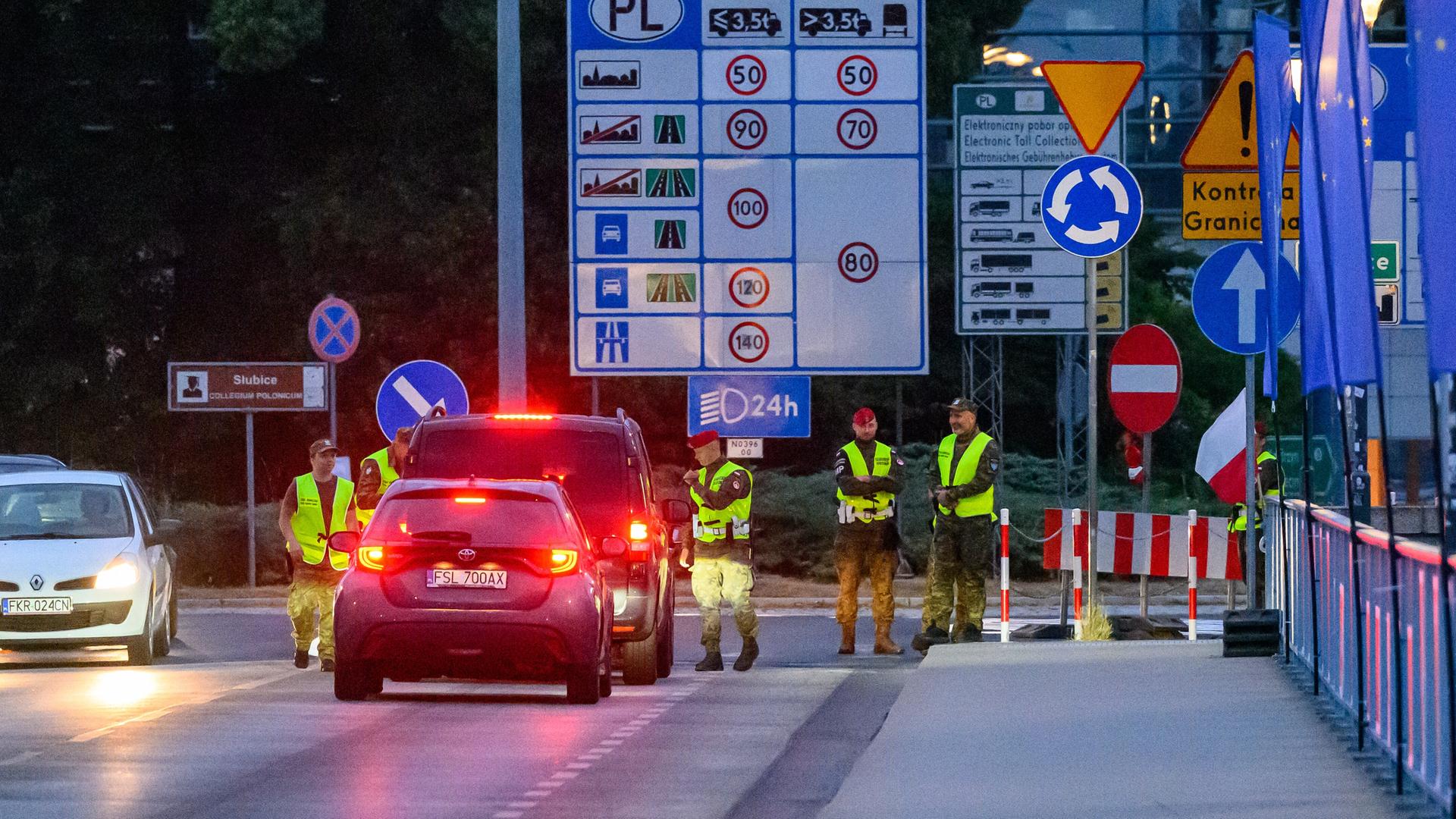 Polnische Grenzschützer kontrollieren Fahrzeuge am Grenzübergang Stadtbrücke zwischen Frankfurt (Oder) in Brandenburg und dem polnischen Slubice.