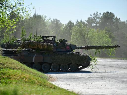 Ein Panzer fährt während einer Militärvorführung durchs Gelände. Ein Panzer fährt während einer Militärvorführung durchs Gelände.