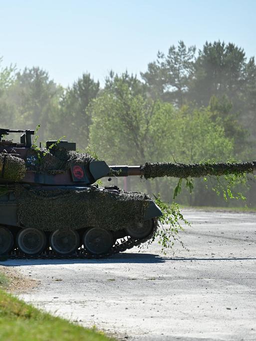Ein Panzer fährt während einer Militärvorführung durchs Gelände. Ein Panzer fährt während einer Militärvorführung durchs Gelände.
