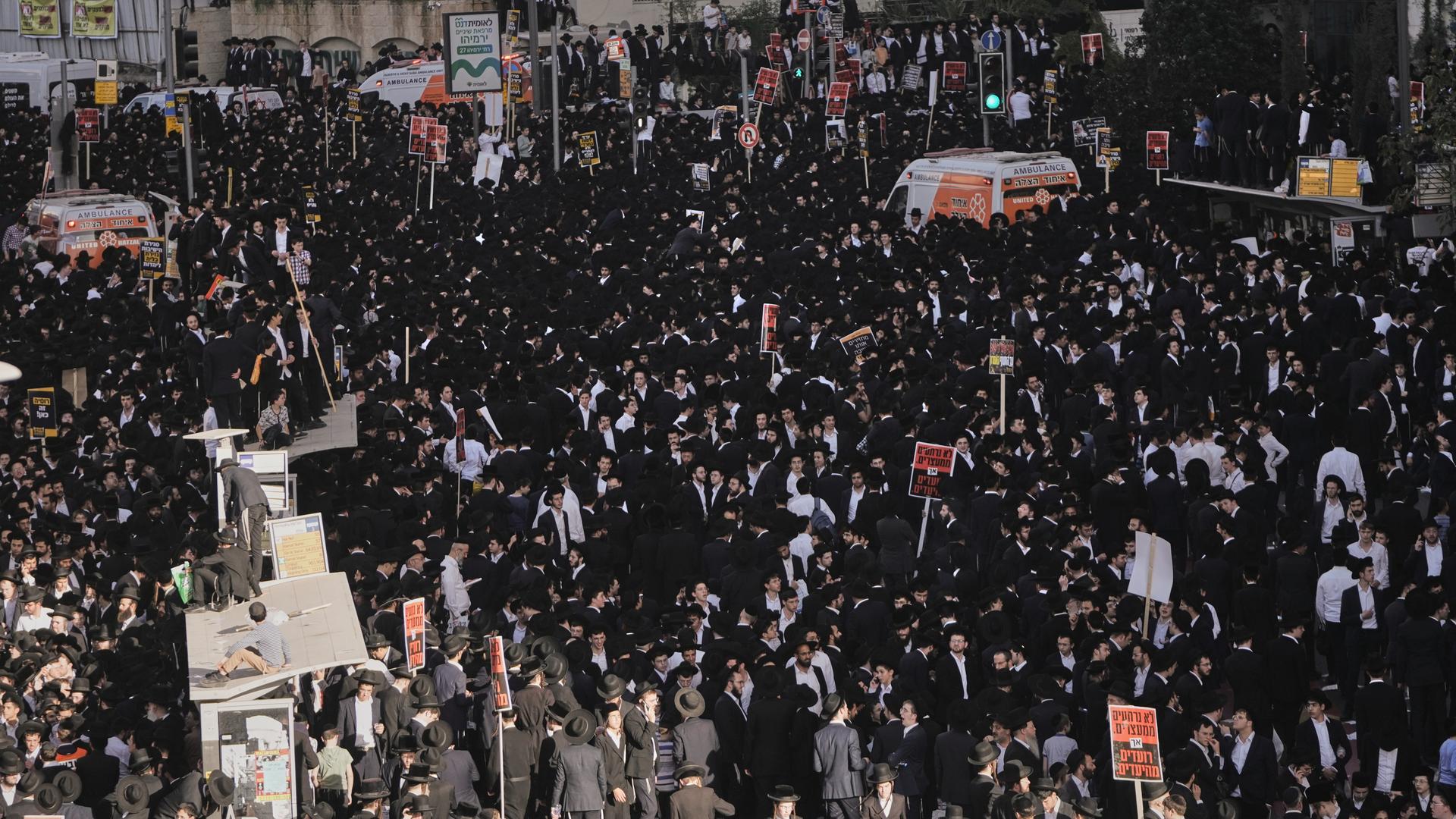 Viele ultraorthodoxe Juden versammeln sich zu einer Kundgebung, um gegen die Wehrpflicht in Israel zu protestieren.  Viele ultraorthodoxe Juden versammeln sich zu einer Kundgebung, um gegen die Wehrpflicht in Israel zu protestieren.