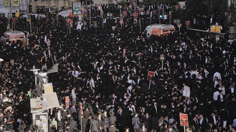 Viele ultraorthodoxe Juden versammeln sich zu einer Kundgebung, um gegen die Wehrpflicht in Israel zu protestieren. 