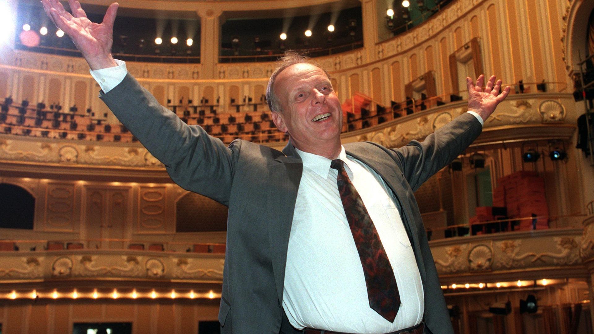 Dieter Görne steht im Saal des Dresdner Schauspielhauses und breitet lachend die Arme aus. Foto: dpa Dieter Görne steht im Saal des Dresdner Schauspielhauses und breitet lachend die Arme aus. Foto: dpa