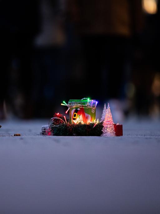 Ein Obdachloser bittet mit einer weihnachtlich gestalteten Spendendose um Geld. Ein Obdachloser bittet mit einer weihnachtlich gestalteten Spendendose um Geld.