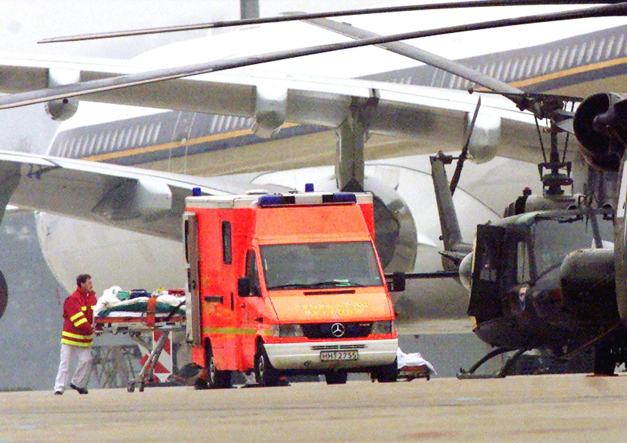 Ein deutscher Rettungswagen auf einem Flugfeld beim Transport von Schwerverletzten