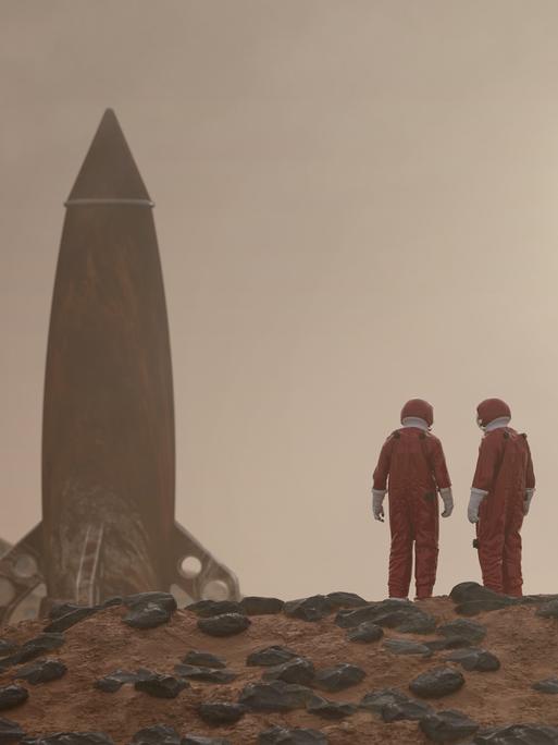 Zwei Personen in roten Ganzkörperanzügen auf rotem, steinigen Untergrund. Neben ihnen eine Rakete, aufrecht stehend. Am Horizont die Sonne.