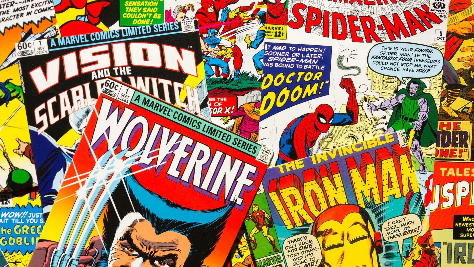 Alte Comichefte von Spiderman und Wolverine liegen übereinander
