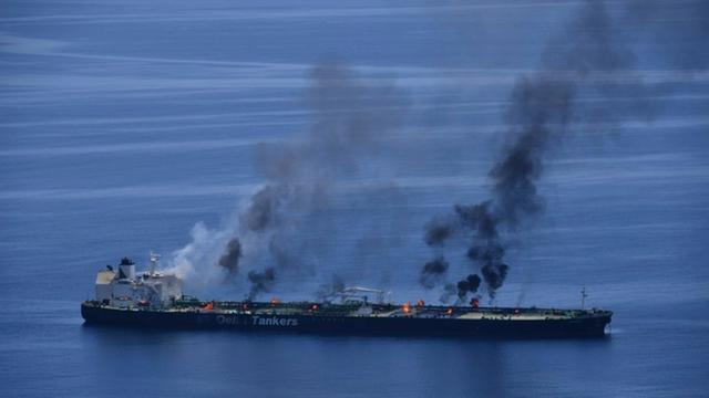 Zu sehen ist ein brennender Öl-Tanker im Roten Meer.