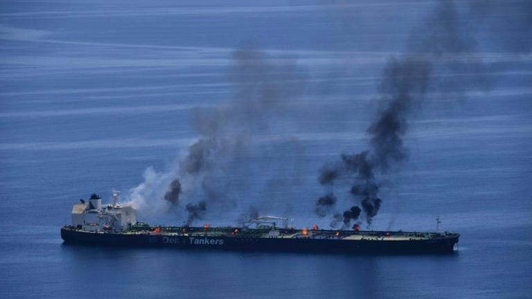 Ein brennender Tanker im Roten Meer Ein brennender Tanker im Roten Meer