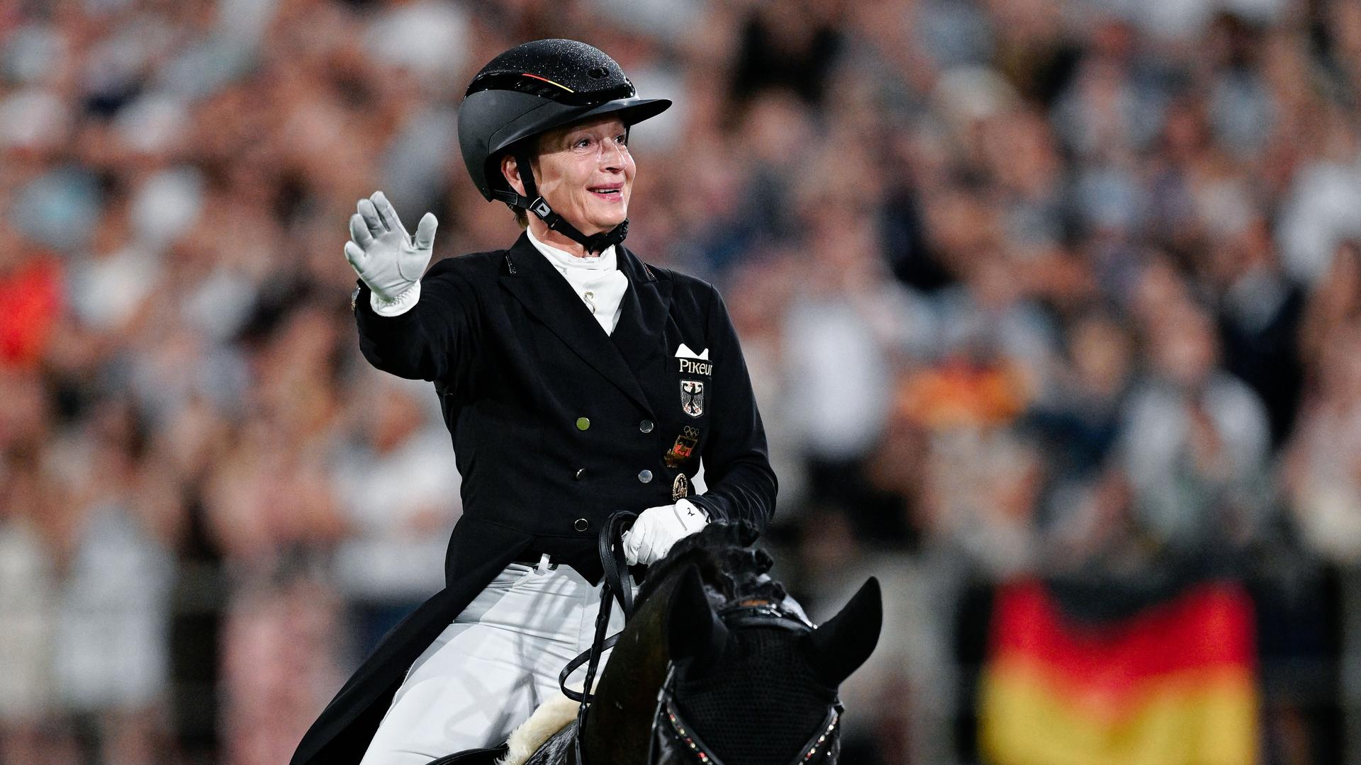 Die deutsche Dressurreiterin Isabell Werth sitzt in Reitmontur auf ihrem Pferd Wendy.